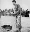 En soldat övar brandsläckning med brandskum vid sjukvårdsövning på F 11 Södermanlands flygflottilj, 1945.

Vintertid.

Ur fotoalbum 