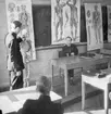 Undervisning i skelettets uppbyggnad vid sjukvårdskurs på F 11 Södermanlands flygflottilj, 1945. Lärare och elever i skolsal.

Ur fotoalbum 