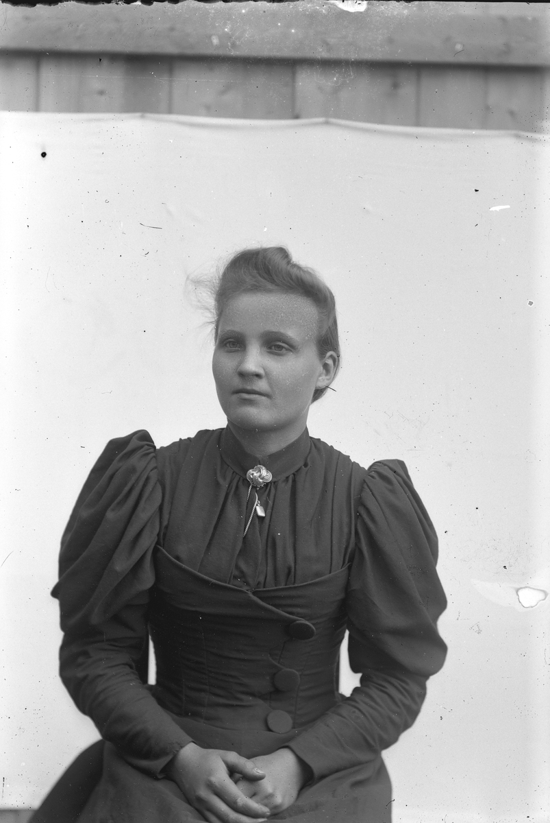 Gina Kristiansdatter Langdalen f. Bakken,  kledd i mørk kjole, brosje i halsen.