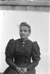 Gina Kristiansdatter Langdalen f. Bakken,  kledd i mørk kjol