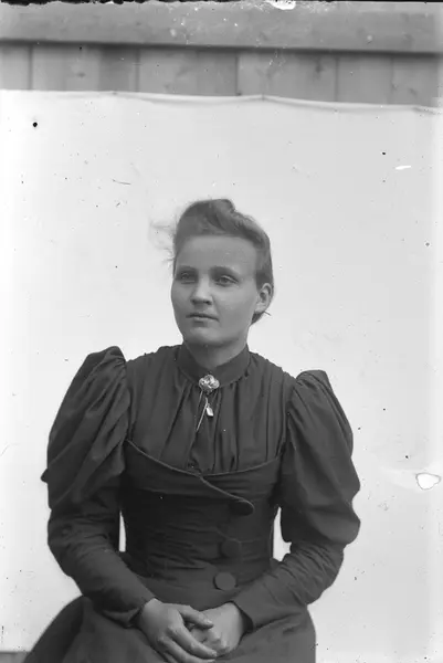 Gina Kristiansdatter Langdalen f. Bakken,  kledd i mørk kjol