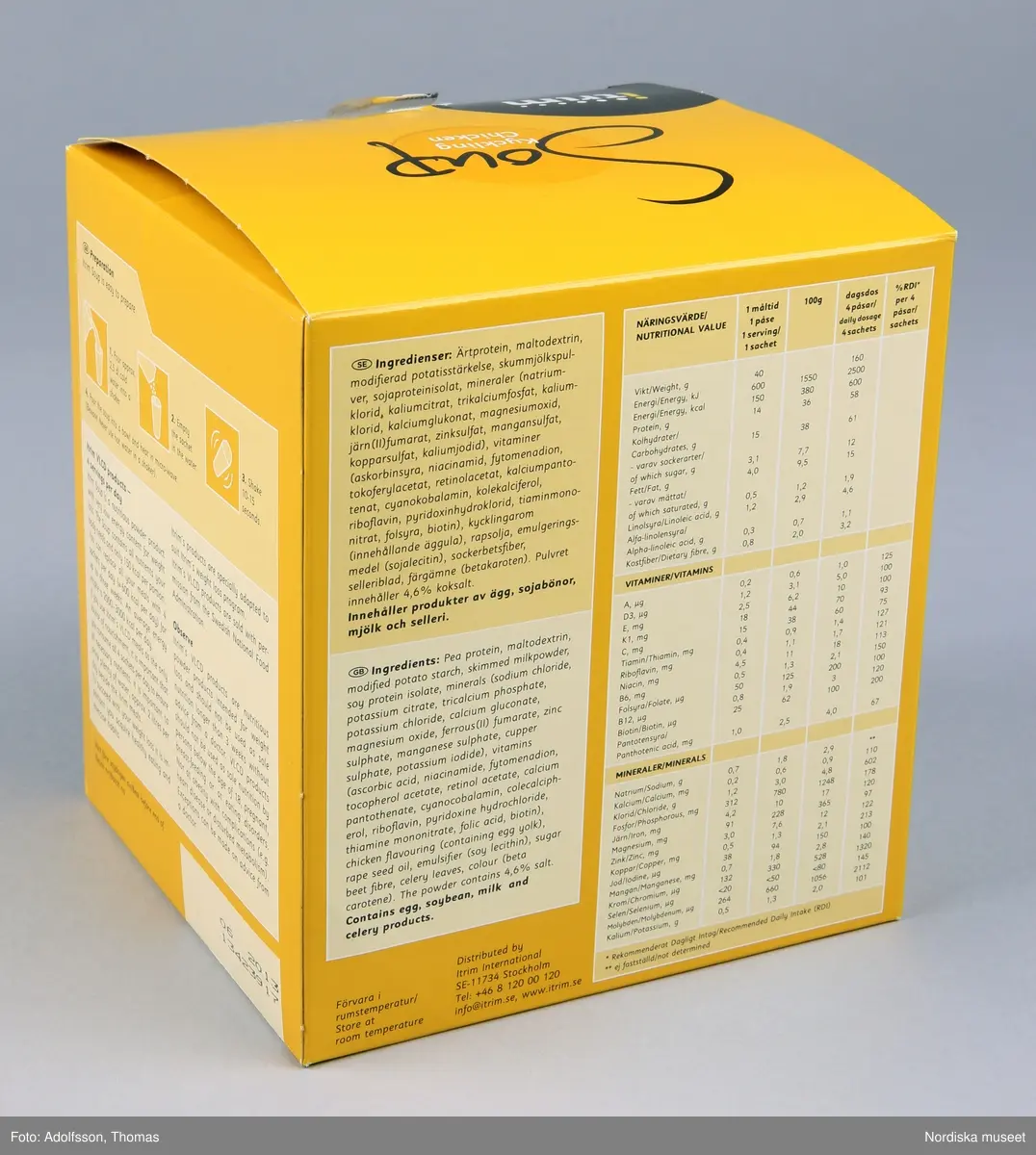 Fyrkantig kartong med viklock för 12 portionspåsar näringspulver av typen "Soup Kyckling". Gul dekor samt bild på produkten i konsumtionsfärdigt skick på framsidan. Exempel på text: "Fullvärdig måltid /Complete meal VLCD Very Low Calorie Diet 150 kcal Näringspulver för viktminsking med mycket lågt energiinnehåll". Övriga sidor har riklig information om produktens ingredienser och rekommendationer för användningen. Se länkade filer.