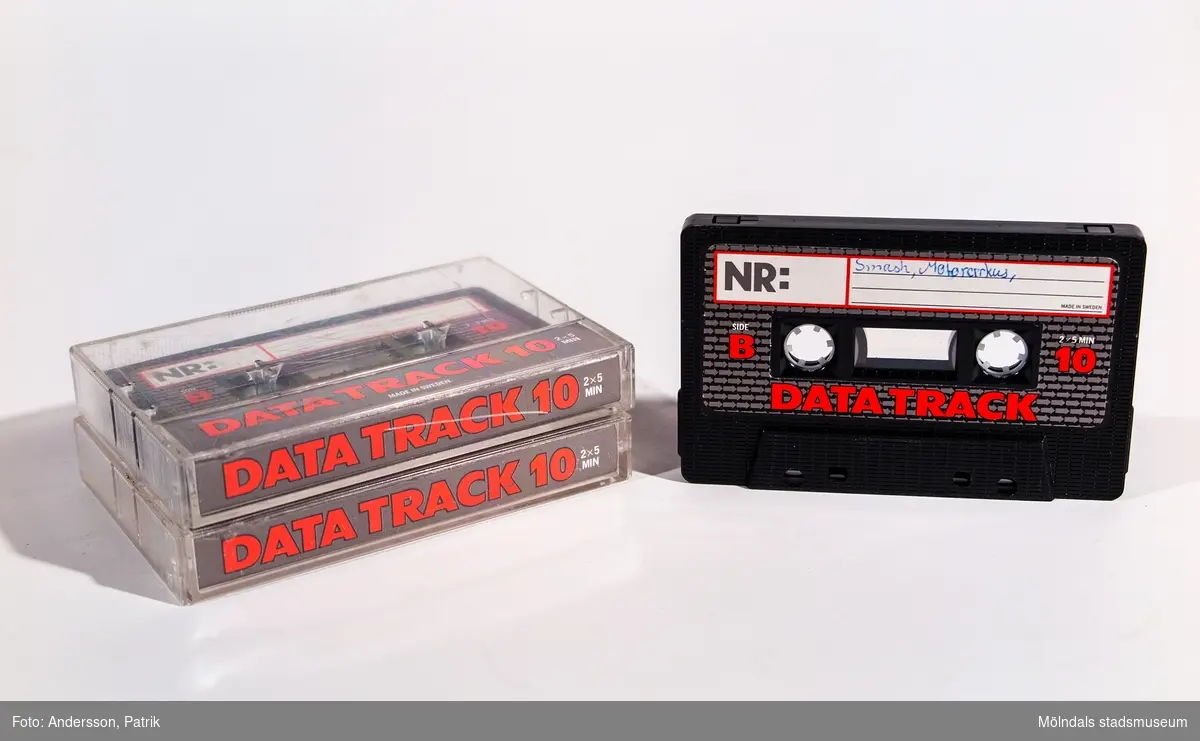 Kassettband med dataspel till Commodore 64.

Kassetten är i svart plast med tryckt text "Data track" i rött.