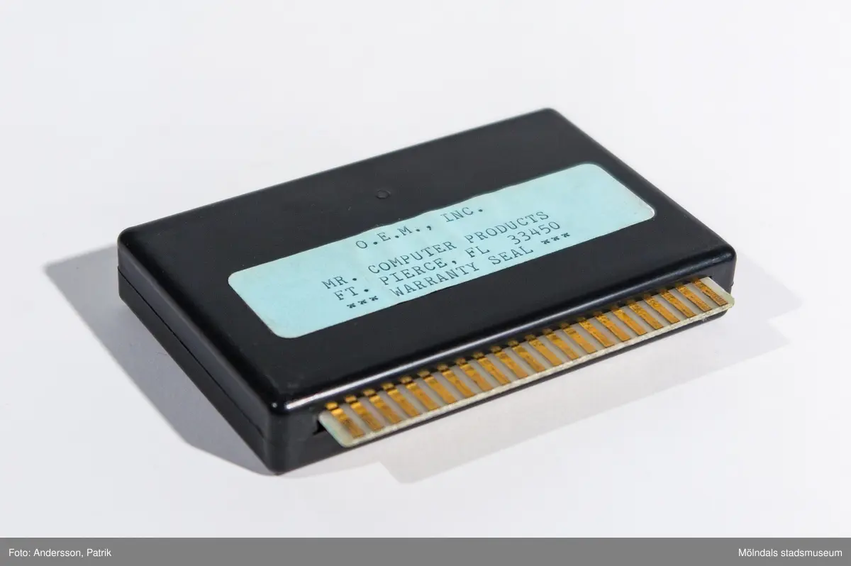 Spelkassett (Cartridges) till Commodore VIC-20 med dataspel. Amazing maze är ett labyrintspel för två spelare eller en spelare mot datorn. VIC-20 var Commodores första riktiga hemdator och började säljas i Sverige 1981.