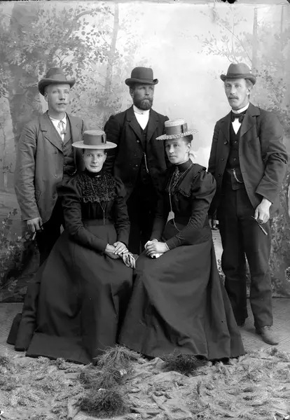 Gruppeportrett. Søsken fra Søgård Lutnes (Dersø). Fotografie