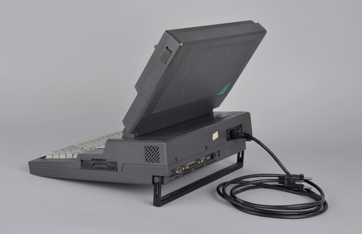 Personlig datamaskin, eldre type
Bærbar med skjerm og tastatur. 

http://www.pccm.be/museum/pc%20museum%20STM%205500.html

Specs:
Name: STM 5500
Manufacturer: Honeywell
Type: Portable Computer
Year: ?
CPU: Intel 80286
Speed: 12 MHz
RAM: 4 MB
Graphics: ? EGA I think....
Colours: Monochrome (Red gas plasma display)
I/O: RS232c, Centronics, Monitor
Built In Media: 1 3.5" HD FDD, 1 40 MB SCSI HDD
OS: DOS 6.22, Windows 3.0