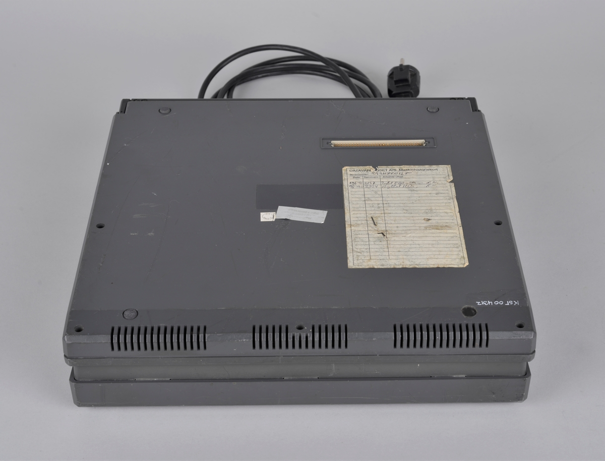 Personlig datamaskin, eldre type
Bærbar med skjerm og tastatur. 

http://www.pccm.be/museum/pc%20museum%20STM%205500.html

Specs:
Name: STM 5500
Manufacturer: Honeywell
Type: Portable Computer
Year: ?
CPU: Intel 80286
Speed: 12 MHz
RAM: 4 MB
Graphics: ? EGA I think....
Colours: Monochrome (Red gas plasma display)
I/O: RS232c, Centronics, Monitor
Built In Media: 1 3.5" HD FDD, 1 40 MB SCSI HDD
OS: DOS 6.22, Windows 3.0