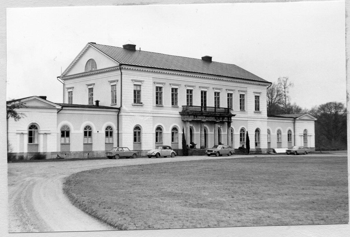 Övraby. Sperlingsholm.  Slottet, uppfört 1812.