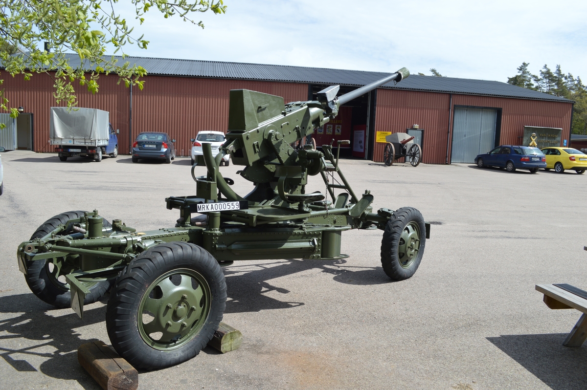 Pjäsen har en helautomatisk mekanism. Eldröret är försett med 		flamdämpare, och på eldröret verkar vid skjutning vätskebroms 		och framföringsfjäder. Pjäsen kan avfyras med enkelskott eller automateld.
Pjäsen riktas med en höjdriktvev till vänster och en sidriktvev till höger. Riktmedel utgjordes från början av reflexsikte och korrektör. Korrektör är ett mekaniskt instrument som överför korrektoner genom ett länksystem till siktena som vrids relativt framförpunkten. Pjäsen moderniserades under 1980-talet med en ny typ av reflexsikte – Reflexsikte 305 varvid korrektören togs bort. 
Pjäsen är försedd med fältlavett för transport. Vid gruppering sänks pjäsen ner och utliggarna fälls ut. I grupperat läge vilar pjäsen därmed på en s k korslavett.
Eldhastigheten är 120 skott per minut. Ammunitionstypen är spränggranat. Pjäsen betjänas av 6 man.