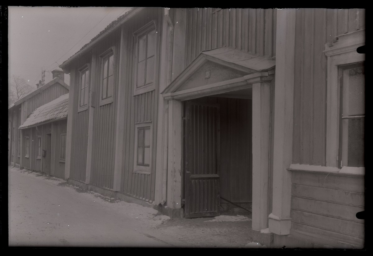 Husfasad med gårdsport, ca 1910. Västmanland.