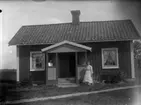 Torp med två kvinnor, ca 1910.