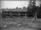 Hus med lång terrass och balkong, ca 1910.