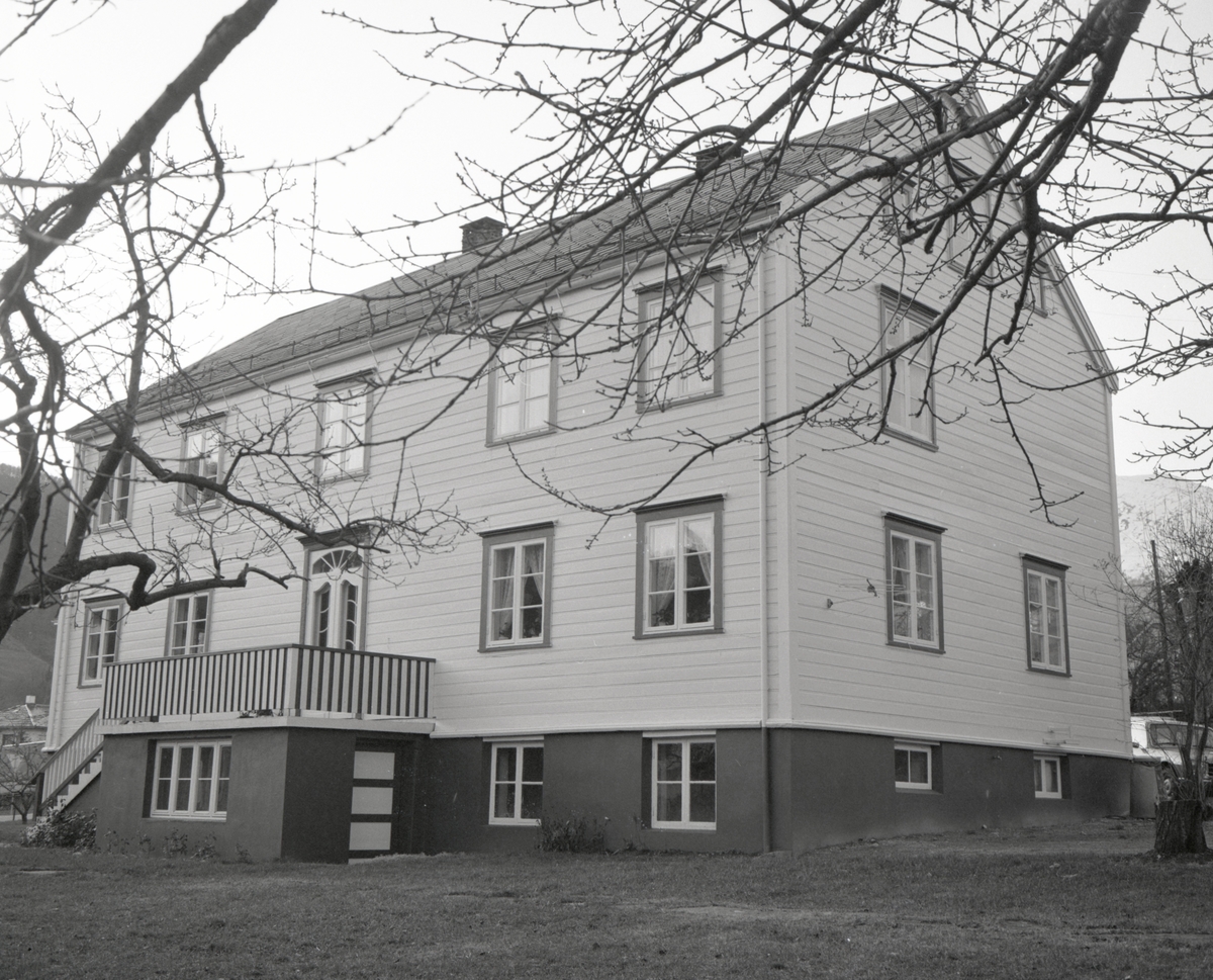 Dokumentasjonsbilder i serie av Stranda prestebolig /prestegård.