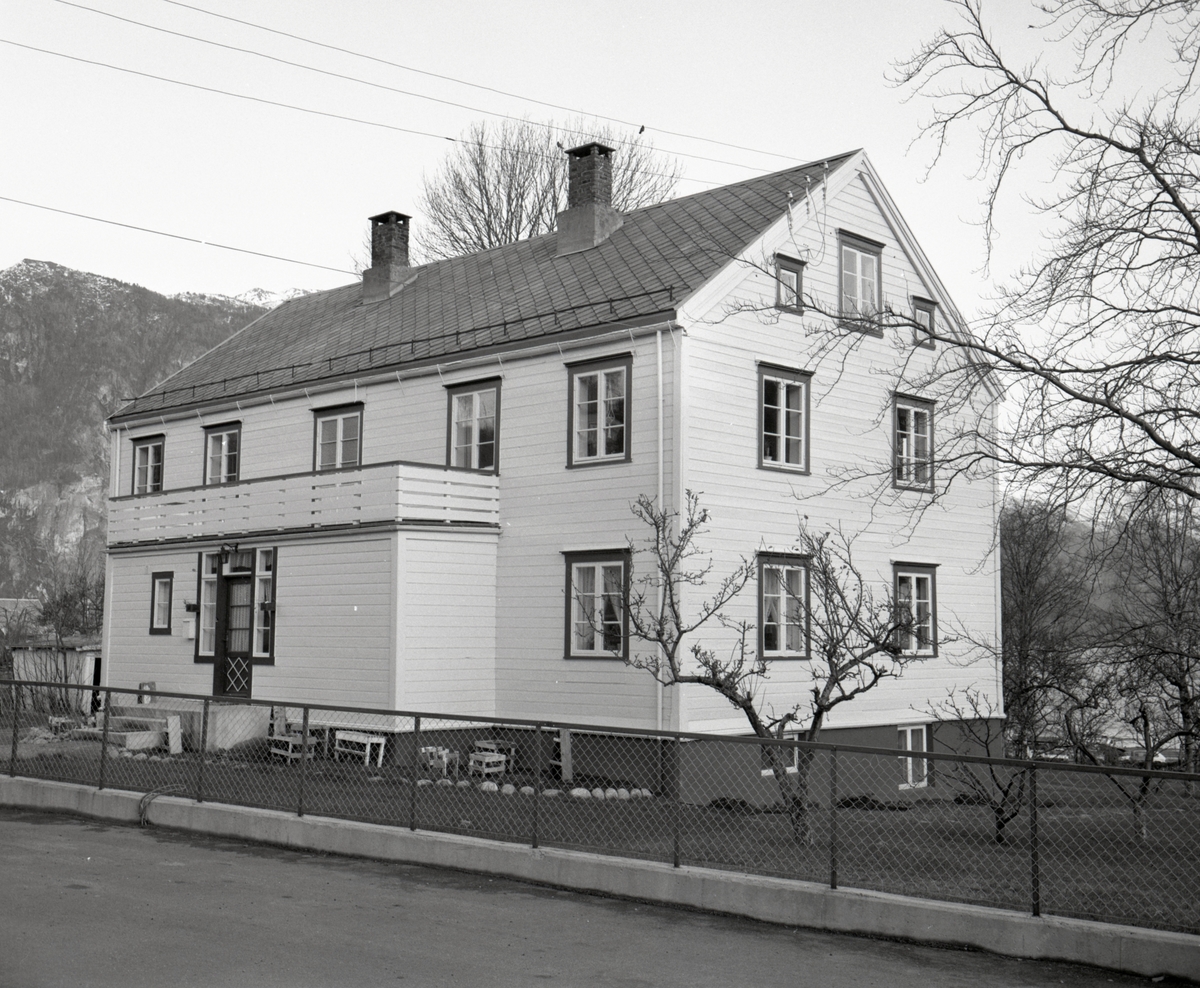 Dokumentasjonsbilder i serie av Stranda prestebolig /prestegård.
