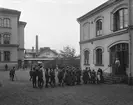 Handikappade barn med kryckor och proteser på sjukhusgården. Eugeniahemmet, Solna.