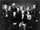 Gruppbild med familjen von Rosen. Sittande är Marie von Rosen och maken Otto von Rosen, intill står yngsta barnet Tekla. Bakom dem står från vänster Robert, Ida med maken Bernhard Hörlin, okänd, Selma, Agnes samt Carl. Bägge sönerna bär militär uniform.