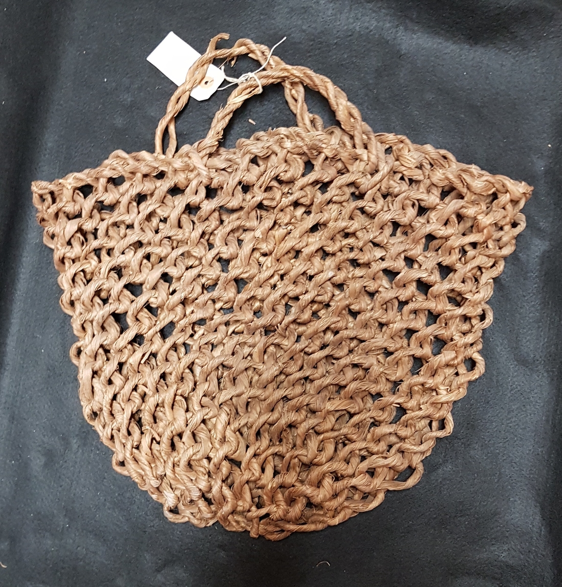 Så kallas sillakass. Enligt tradition är sådana bärkassar tillverkade i granbast.

Enligt originalkatalog: Bärkasse av rot, med 2 handtag.