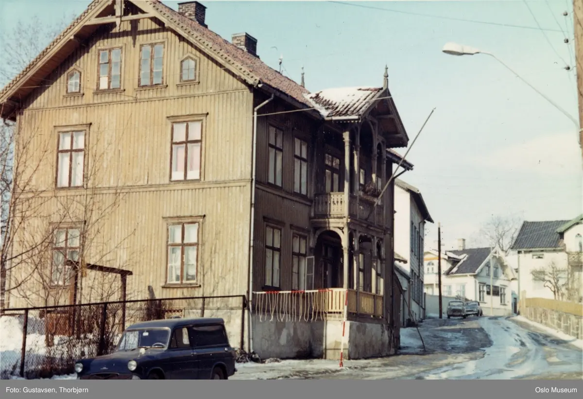 Rodeløkken politistasjon, gateløp, trehusbebyggelse, biler, snø