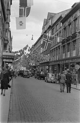 Torggata pyntet til kongens hjemkomst, 1945.
