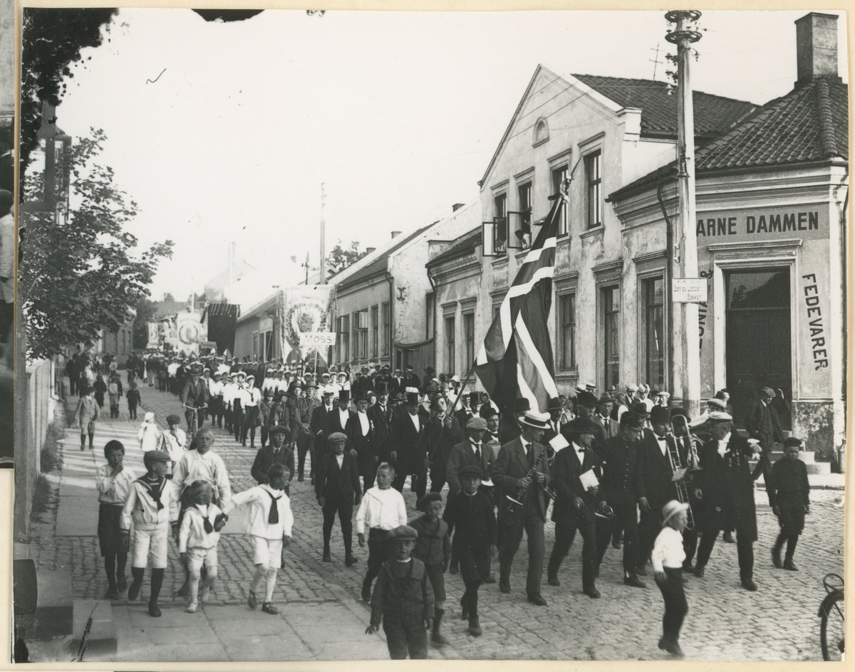 Turnstevne i Moss 1915. Tre bilder.

Bilde 1-2:
Kongens gt.

Bilde 3:
Dronningens gt.