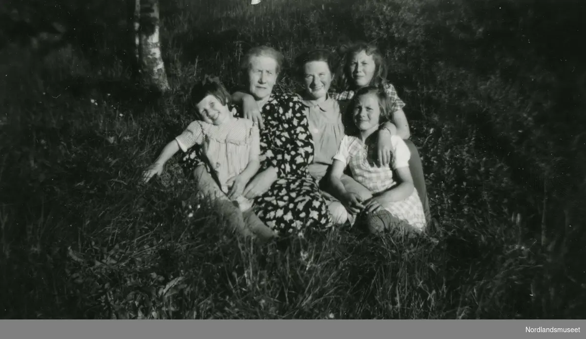 Kvinner og barn fra Myklebostad. Fra venstre: Gerd Marhaug, Sofie Normann, Inger Normann, Maren (Molla) Hansen og Elin Hansen (Elvegård).