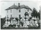 Skinnskatteberg sn, Skinnskattebergs kn, Bäcka skola.
Skolelever och lärare, 1911.