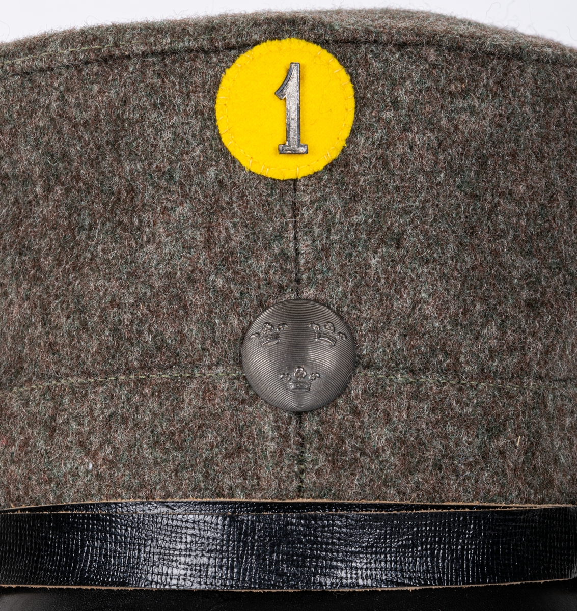 Uniform, modell/1923, fältdräkt för offisersaspirant, furirsgrad. Rock och byxor, Med studentsören på axeljklaffarna. Aspirantkrona på ärmen. I 14. Härtill hör mössa, med gult tygmärke med "l", märkt I.14, 1930, 56.