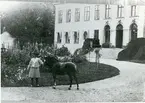 Skinnskatteberg sn, Skinnskattebergs kn, Skinnskattebergs herrgård.
Greta Heijkenskjöld framför herrgårdsbyggnaden.