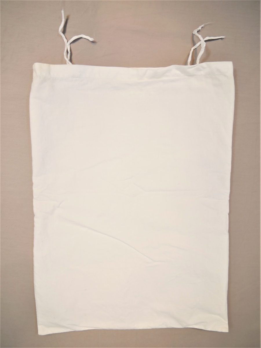 Flat pute med innsydd elektrisk kabel, ledning med brytar og støpsel.
Lerretstrekk utanpå.