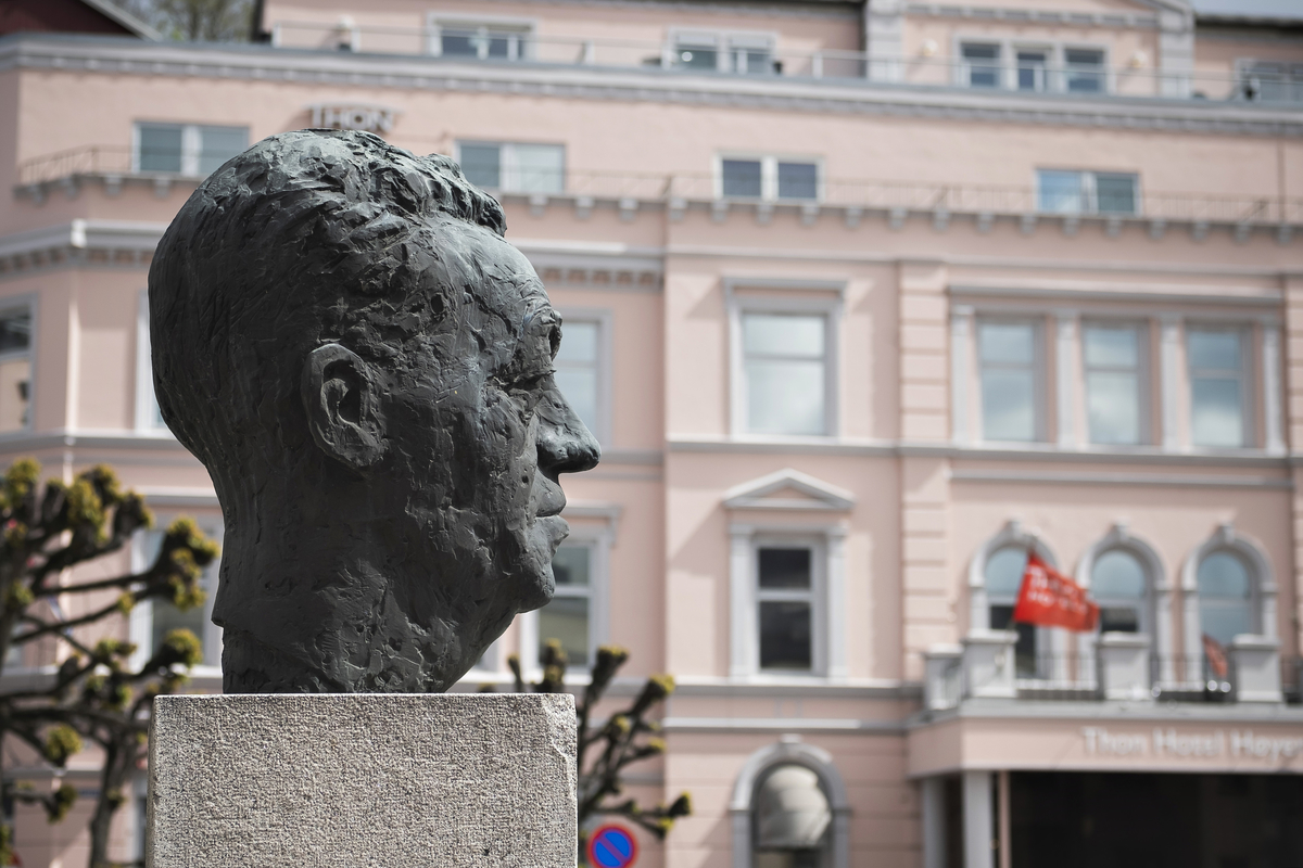 Portrettbyste av stortingsmann Sverre Offenberg Løberg (1905-1976).