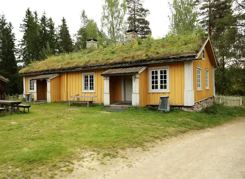 Bilde av Lømom et hus på Elverumstunet. Her får du kjøpt vafler, is, kaffe og drikkevarer på sommeren