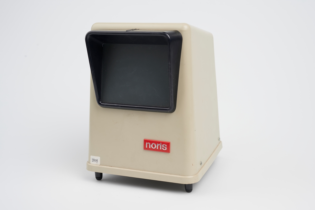 Noris Filmbetrachter produsert av Ernst Plank KG og ble laget for 8mm. film. Den fungerer slik at en filmprojektor projiserer inn i vinduet på siden av filmbetrakteren, som speiler videre til filmbetrakterens visningsskjerm.