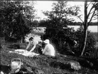 Picknick vid vattendrag, Östhammar, Uppland