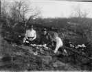 Man i uniform har picknick tillsammans med två kvinnor i fjällandskap, Boden