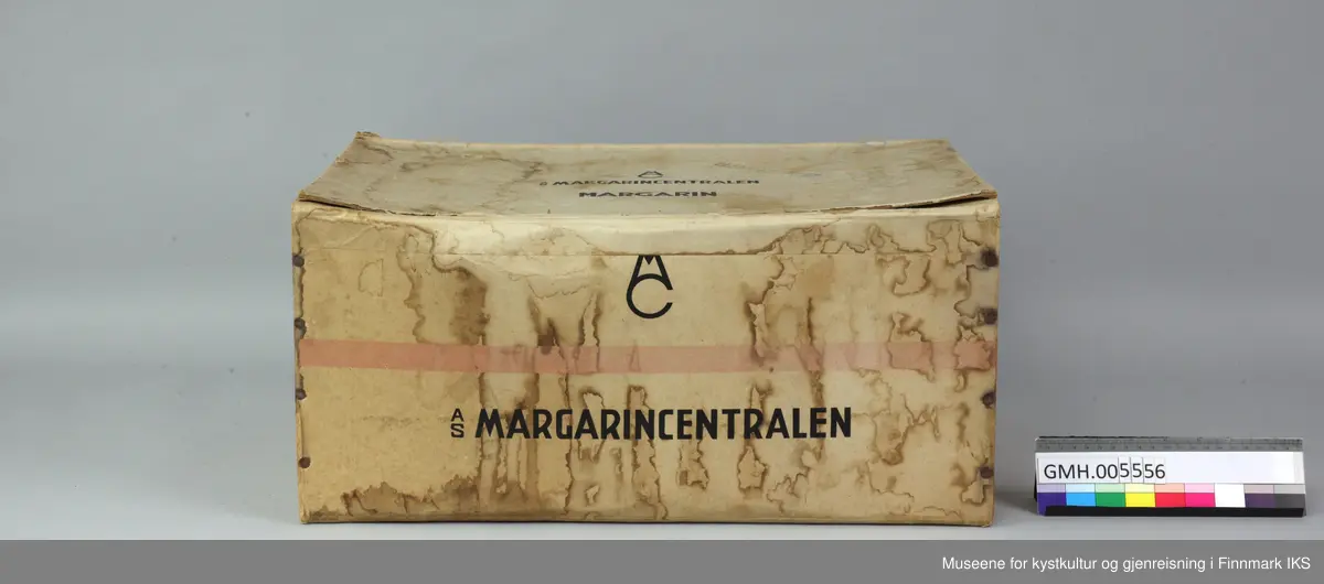 Kassen er laget av to rammer laget av lister og som danner kortsidene. Alle flater består av tykk papp. På kortsidene er den pappen stiftet på innsiden. Lokk, langsidene og bunnen består av et sammenhengende stykke papp og er stiftet på utsiden. Alle sidene er merket  med en rød strek like over midten og svarte bokstaver. På langsidene står det AS Margarincentralen.
