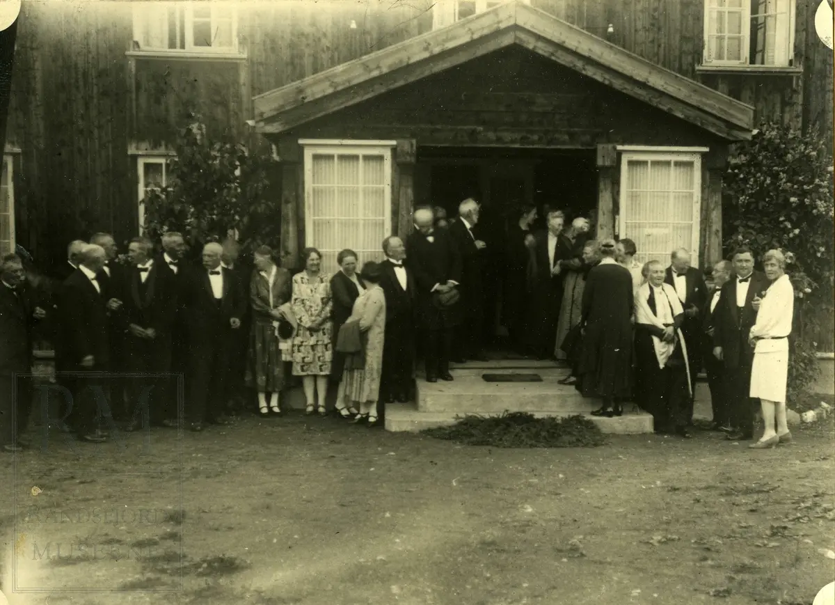 Fotografier fra Gjefsen østre. Portretter, familiebilder, bygninger, visittkort, gruppebilder.