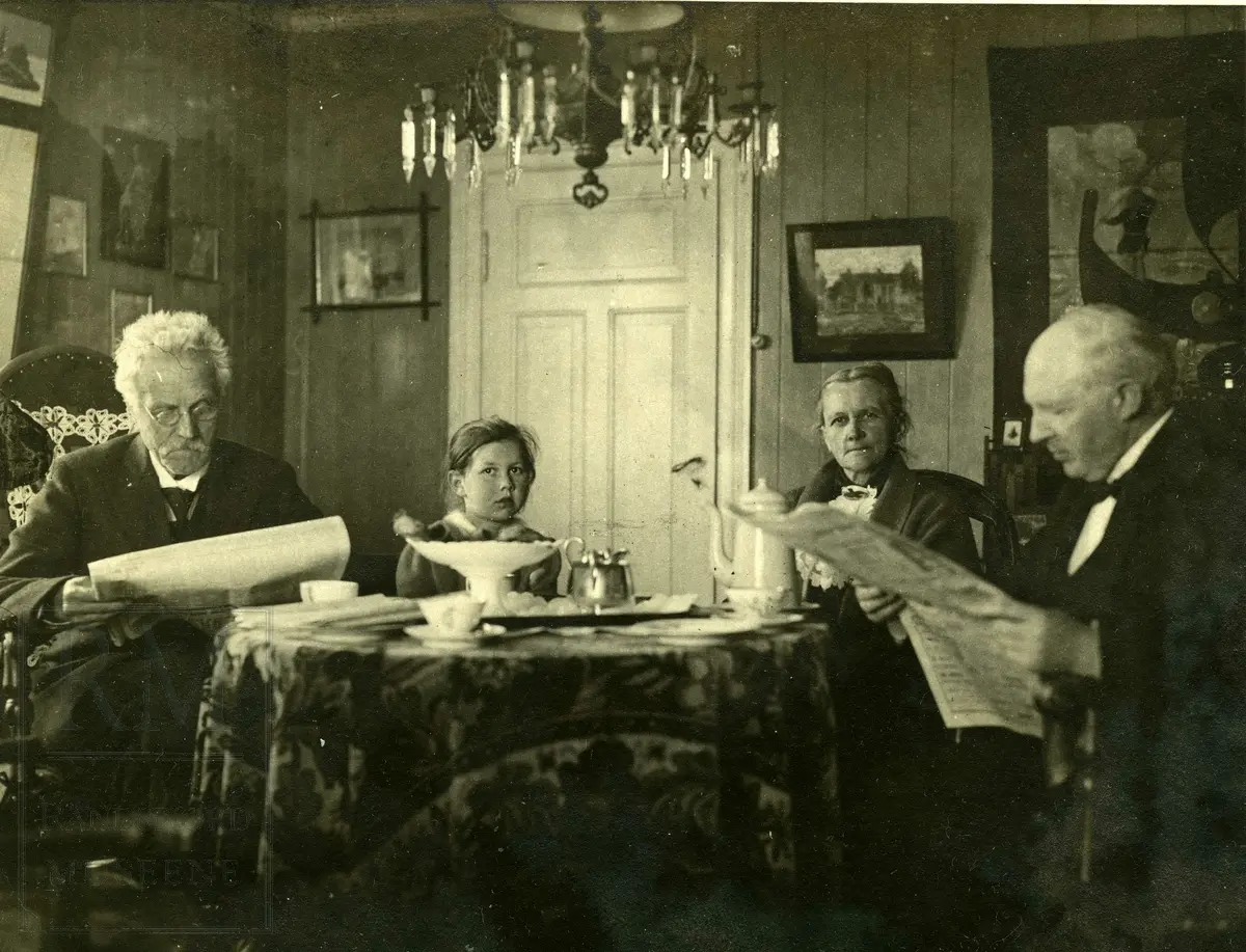 Fotografier fra Gjefsen østre. Portretter, familiebilder, bygninger, visittkort, gruppebilder.