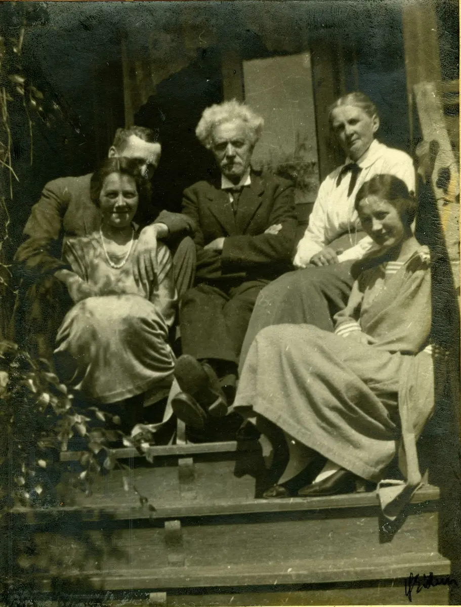 Fotografier fra Gjefsen østre. Portretter, familiebilder, bygninger, visittkort, gruppebilder.