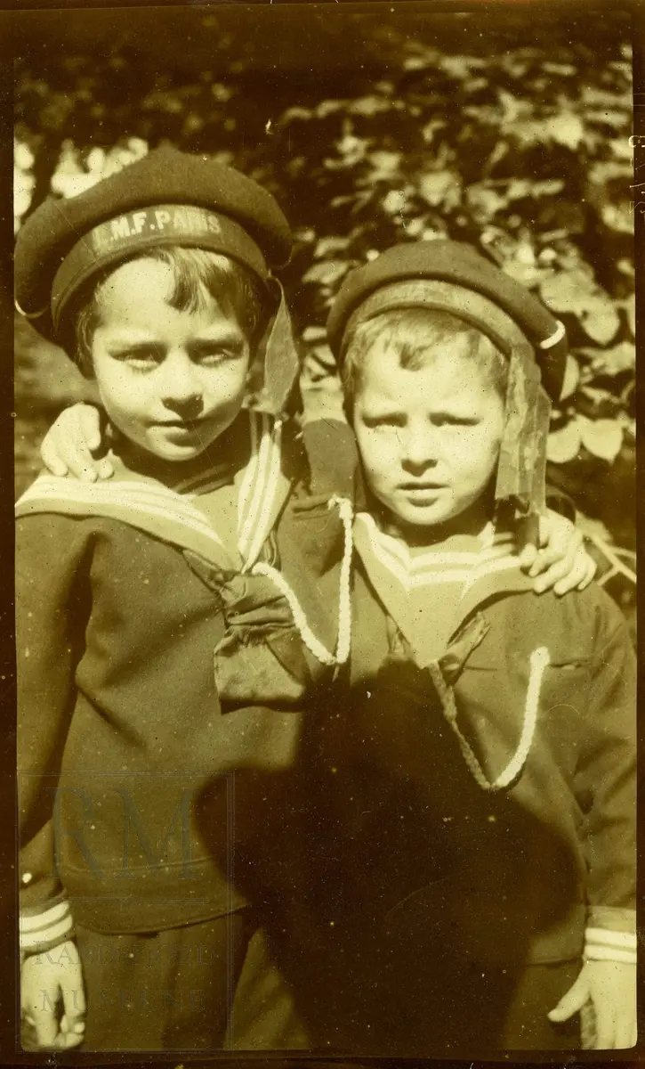 Fotografier fra Gjefsen østre. Portretter, familiebilder, bygninger, visittkort, gruppebilder.