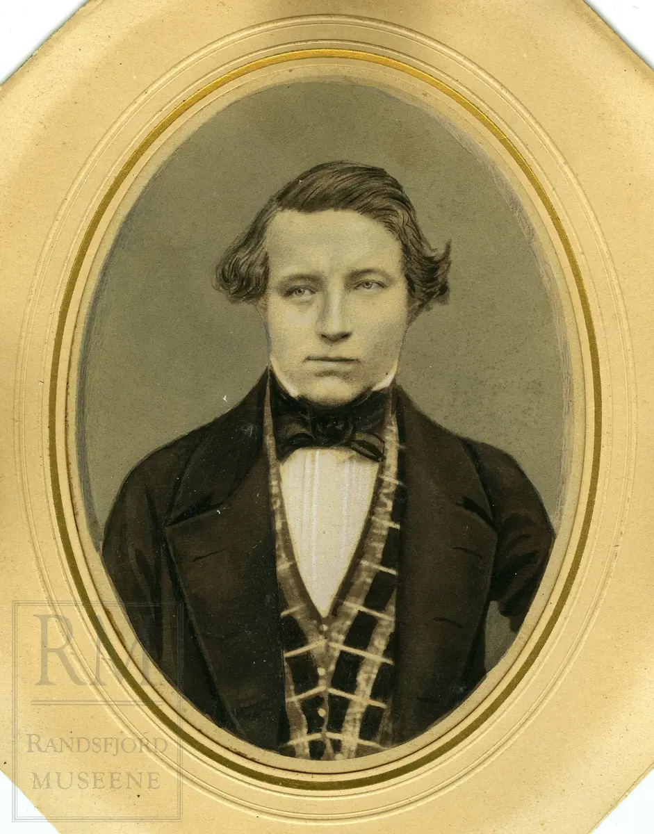 Fotografier fra Gjefsen østre. Portretter, familiebilder, bygninger, visittkort, gruppebilder.
