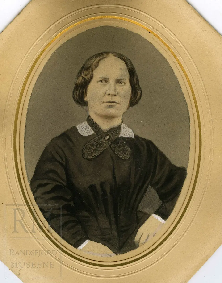 Fotografier fra Gjefsen østre. Portretter, familiebilder, bygninger, visittkort, gruppebilder.