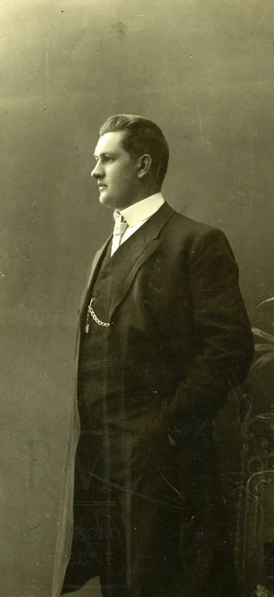 Fotografier fra Gjefsen østre. Portretter, familiebilder, bygninger, visittkort, gruppebilder.