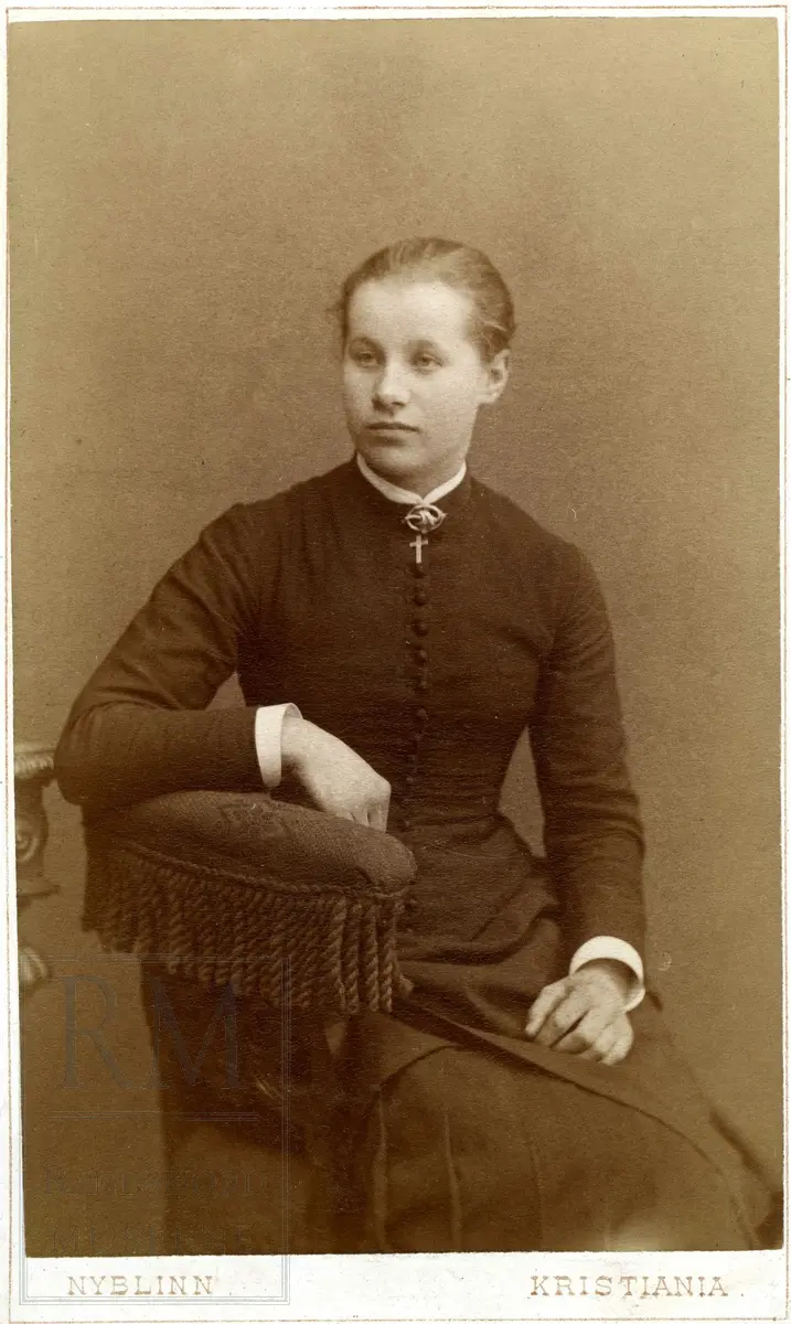 Fotografier fra Gjefsen østre. Portretter, familiebilder, bygninger, visittkort, gruppebilder.