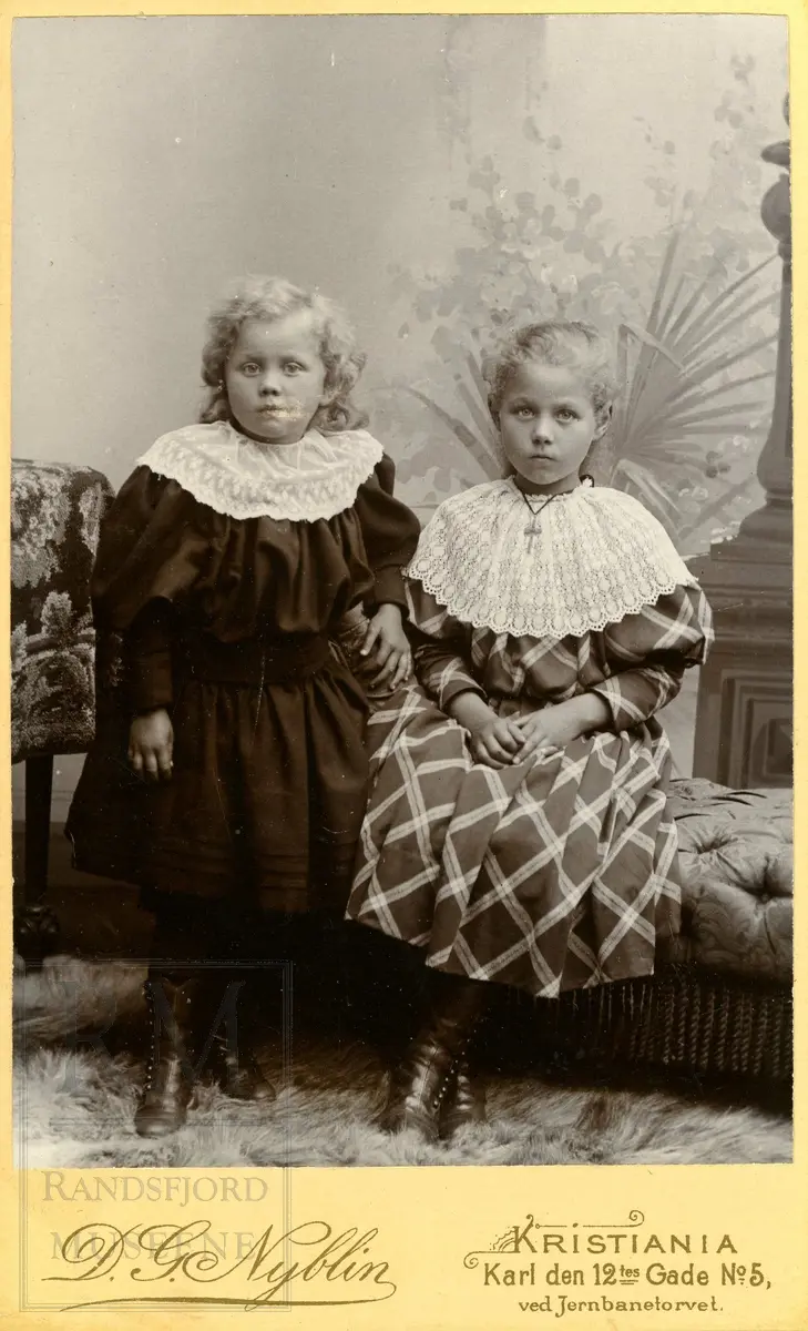 Fotografier fra Gjefsen østre. Portretter, familiebilder, bygninger, visittkort, gruppebilder.