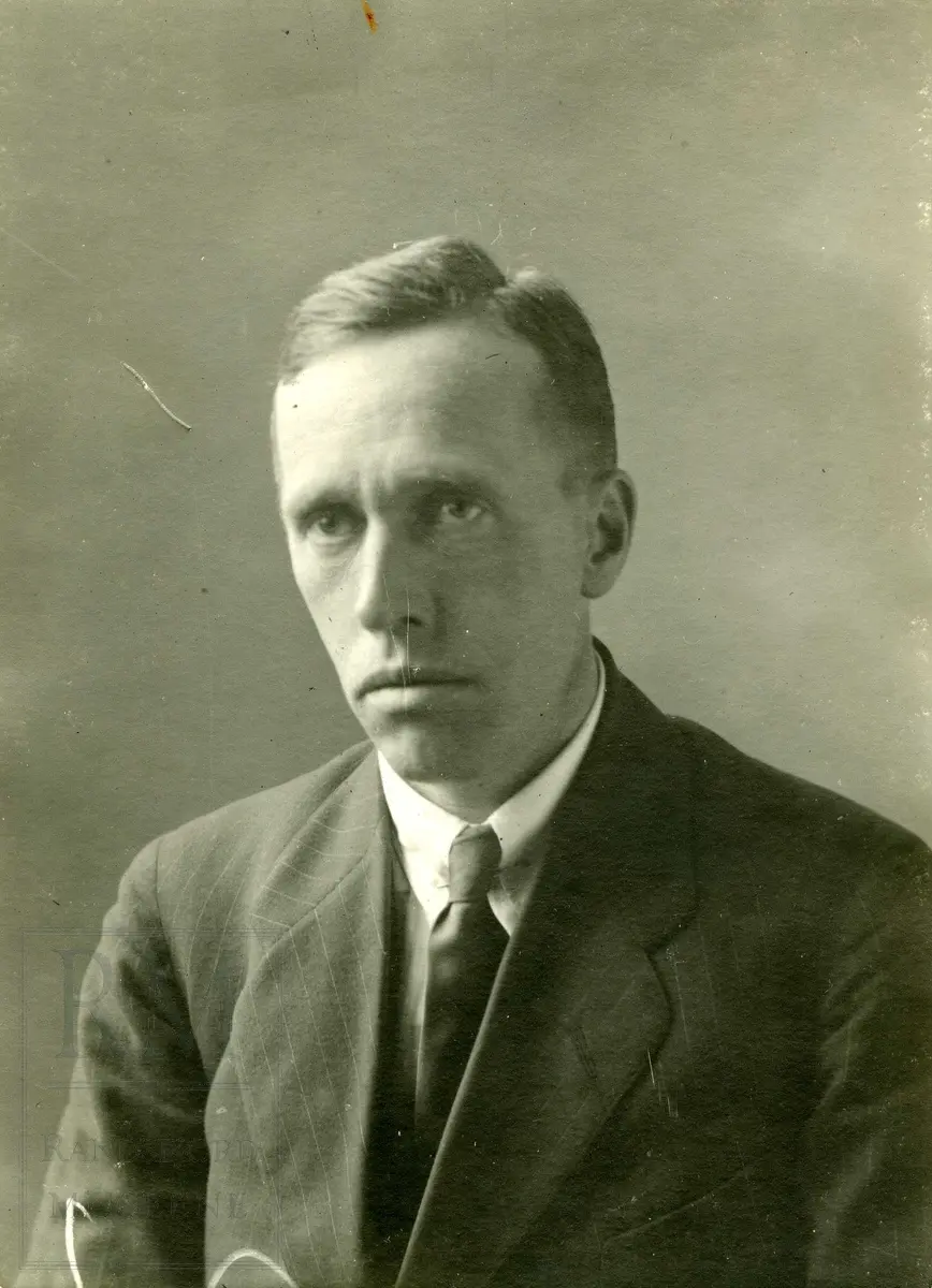 Fotografier fra Gjefsen østre. Portretter, familiebilder, bygninger, visittkort, gruppebilder.