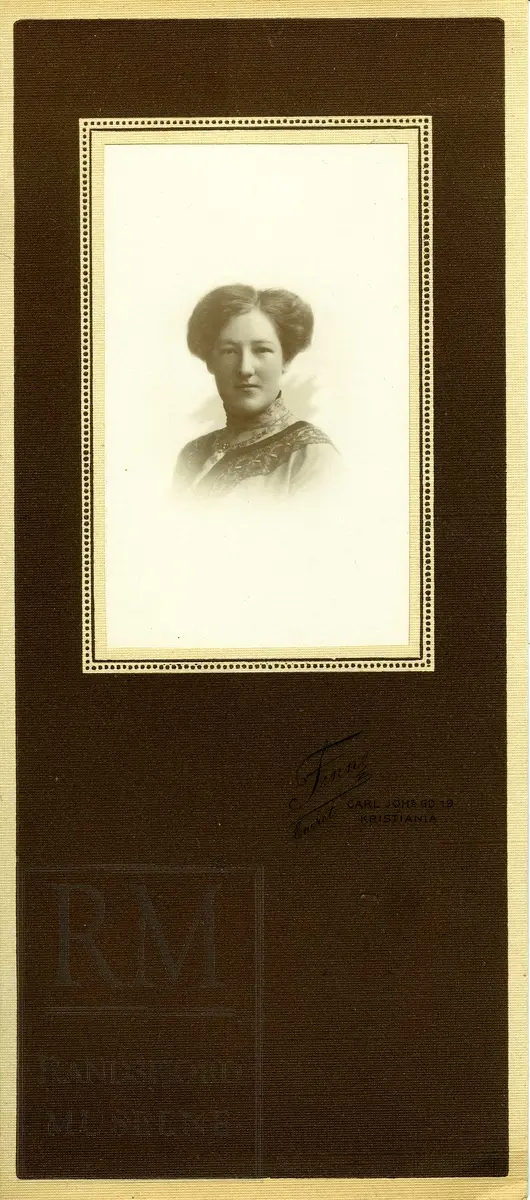 Fotografier fra Gjefsen østre. Portretter, familiebilder, bygninger, visittkort, gruppebilder.