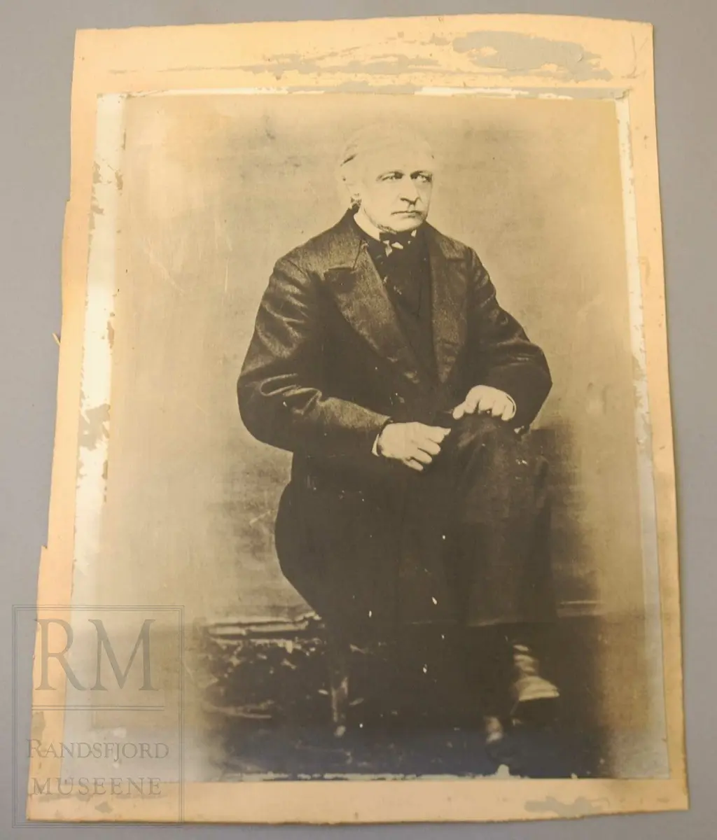 Fotografier fra Gjefsen østre. Portretter, familiebilder, bygninger, visittkort, gruppebilder.