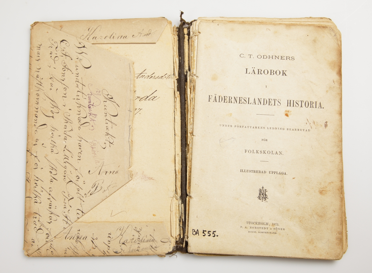 Lärobok i Fäderneslandets Historia. C.T. Odhner. Illustrerad. Stockholm 1875. 
P.A. Norstedt & Söner. Pappband.

"Anna Karolina Andersdotter Skörda 1877"