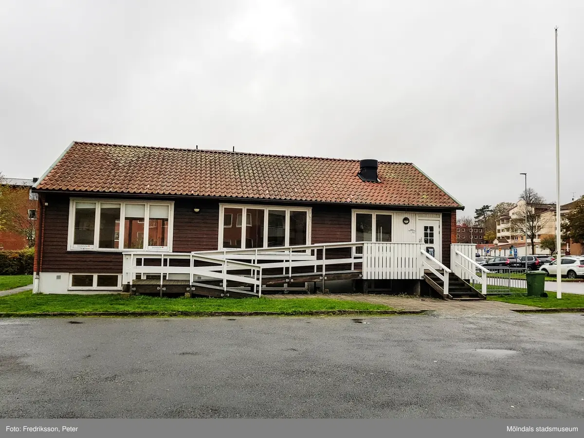 Rivningsdokumentation av Kållereds församlingshem, Våmmedal 3:118, med adress Våmmedalsvägen 16 i Våmmedal, Kållered, i Mölndals kommun. Fotografi taget den 31/10 2018. Församlingshemmet byggdes 1960.