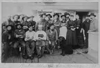 Barkskeppet Atlantics besättning fotograferad 1885 i Melbourne.

Stående från vänster: timmerman Blomgren, lättmatros Holm, jungman Axel Boman, lättmatros Gustafsson, lättmatros Hörberg, jungman Lysander, lättmatros Hanna, matros Öman, jungman Blomgren, stewarten, andre styrman Clause, kaptenens döttrar Jenny och Mia, förste styrman Elfström och kapten (Johan Axel) Söderström.

Sittande från vänster: segelmakare Bergström, matros Södergren, lättmatros Bredenberg, kock Valter och segelmakare Salin.